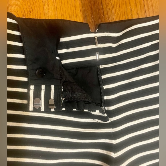 Black and white striped BCBG trouser style shorts. Size XS - Picture 3 of 4